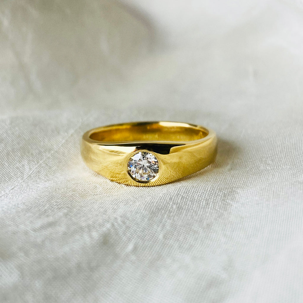 Lumen 10K Yellow Gold Flush-Set Diamond Solitaire Wedding Ring For Men -  Bijouterie Langlois